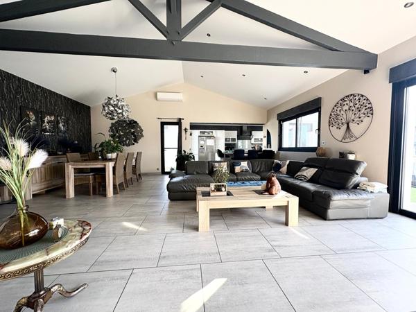 Maison plain pied 194 m2, 5 chambres, piscine, au pied des commerces