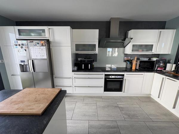 Maison plain pied 194 m2, 5 chambres, piscine, au pied des commerces