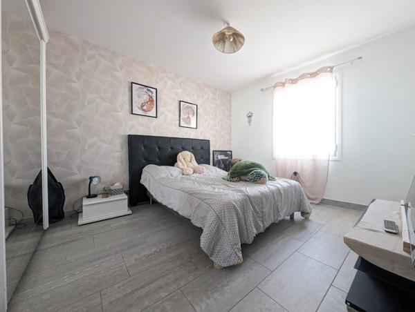 Maison plain pied 194 m2, 5 chambres, piscine, au pied des commerces