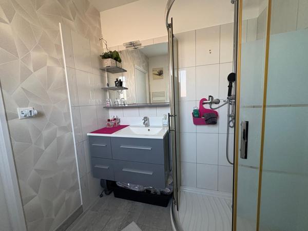 Maison plain pied 194 m2, 5 chambres, piscine, au pied des commerces