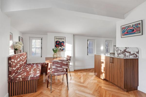 Appartement réoné en dernier étage avec vue dégagée dans l'intime Villa des Platanes