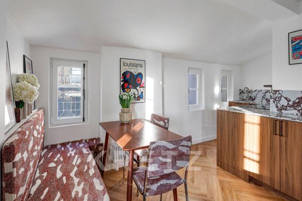 Appartement réoné en dernier étage avec vue dégagée dans l'intime Villa des Platanes