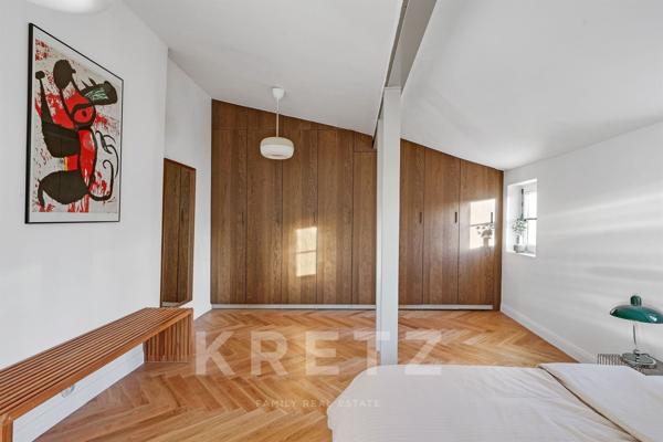 Appartement réoné en dernier étage avec vue dégagée dans l'intime Villa des Platanes