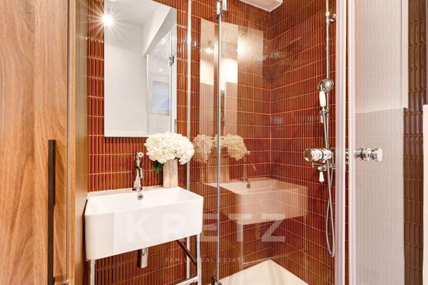 Appartement réoné en dernier étage avec vue dégagée dans l'intime Villa des Platanes