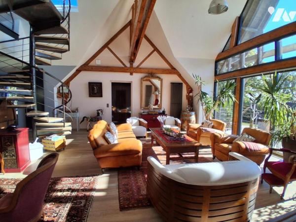 PROPRIETE ATYPIQUE sur 15 Ha - Maison de 570 m² - gites et autres dépendances