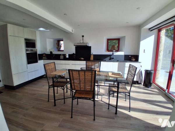 PROPRIETE ATYPIQUE sur 15 Ha - Maison de 570 m² - gites et autres dépendances