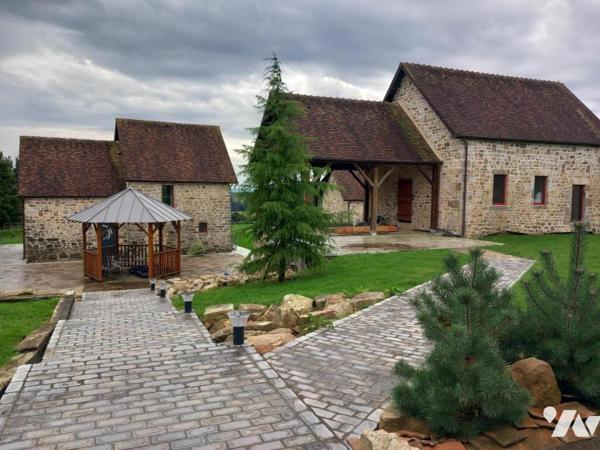 PROPRIETE ATYPIQUE sur 15 Ha - Maison de 570 m² - gites et autres dépendances