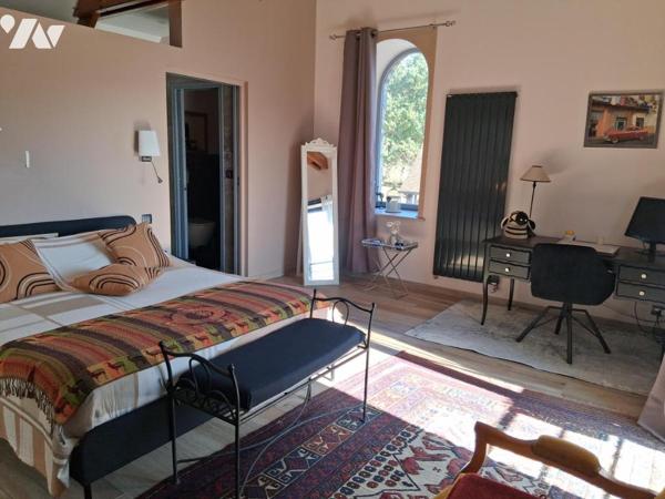 PROPRIETE ATYPIQUE sur 15 Ha - Maison de 570 m² - gites et autres dépendances