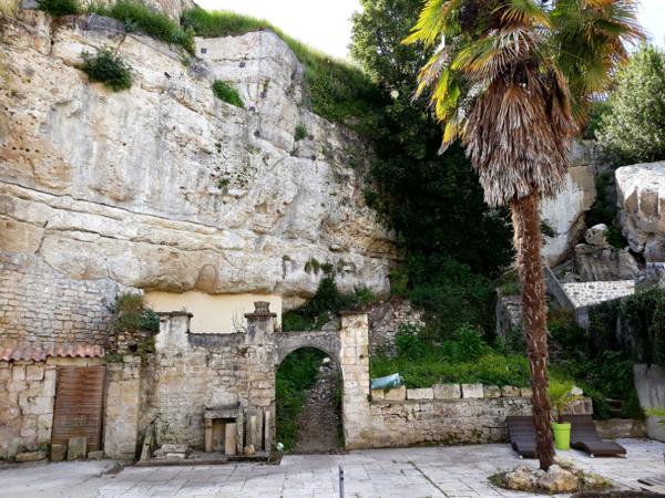 SAINTES, Immeuble de rapport, rare à la vente.