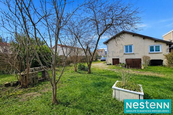 Maison à vendre à Vaulx-en-Velin - Maison divisée en 3 appartements. Terrain de 512m²