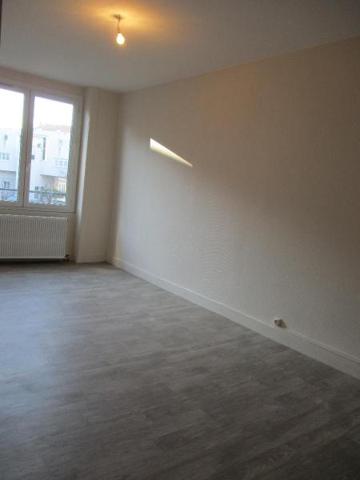 Appartement 3 pièces de 70 m² à St genest lerpt