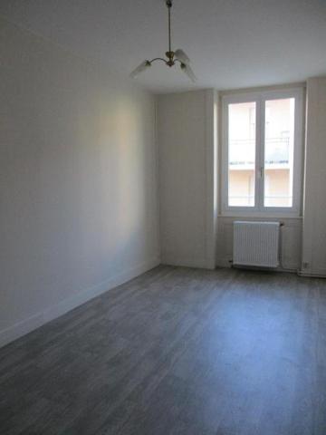 Appartement 3 pièces de 70 m² à St genest lerpt