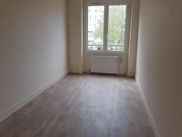 Appartement 3 pièces de 70 m² à St genest lerpt