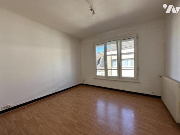 CALAIS CURIE, maison avec entrepôt