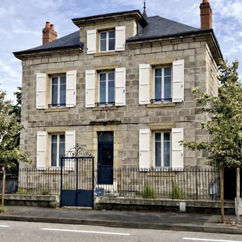 Vente                                                      Maison
                        
                     5 pièces                      105 m2                     à Brive-la-Gaillarde