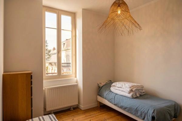 Vente                                                      Maison
                        
                     5 pièces                      105 m2                     à Brive-la-Gaillarde