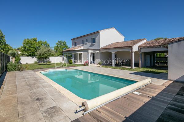 À Romans-sur-Isère, dans un lotissement calme et sans vis-à-vis, découvrez cette belle maison construite en 2005, implantée sur un terrain de 743 m² entièrement clôturé avec portail électrique.

Au rez-de-chaussée, la maison offre une cuisine ouverte sur un vaste salon/séjour et une salle à manger lumineuse donnant accès à une véranda. Un WC indépendant complète ce niveau. La cuisine dessert également un cellier avec douche situé à l’arrière.

À l’étage, vous trouverez 5 chambres, une salle de bains équipée d’une douche et d’une baignoire, ainsi qu’un WC indépendant.

À l’extérieur, vous profiterez d’un agréable espace de vie comprenant une piscine avec son pool house, une belle terrasse idéale pour les moments de détente, ainsi qu’un carport et un garage permettant de stationner plusieurs véhicules à l’intérieur de la propriété.

La maison est raccordée au tout-à-l’égout.

Un bien idéal pour une famille recherchant calme, espace et confort à proximité des commodités.
Visite virtuelle sur demande.