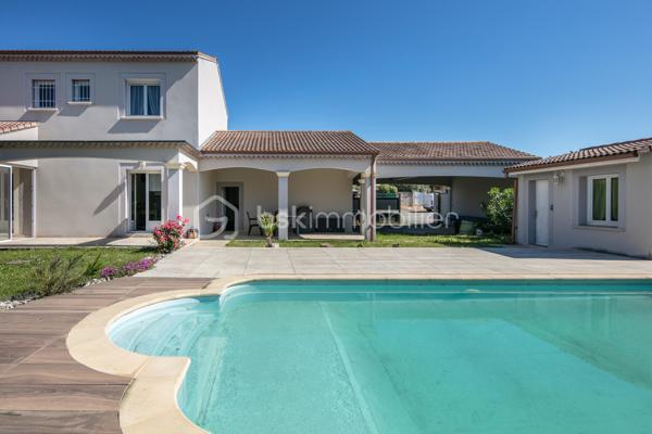 À Romans-sur-Isère, dans un lotissement calme et sans vis-à-vis, découvrez cette belle maison construite en 2005, implantée sur un terrain de 743 m² entièrement clôturé avec portail électrique.

Au rez-de-chaussée, la maison offre une cuisine ouverte sur un vaste salon/séjour et une salle à manger lumineuse donnant accès à une véranda. Un WC indépendant complète ce niveau. La cuisine dessert également un cellier avec douche situé à l’arrière.

À l’étage, vous trouverez 5 chambres, une salle de bains équipée d’une douche et d’une baignoire, ainsi qu’un WC indépendant.

À l’extérieur, vous profiterez d’un agréable espace de vie comprenant une piscine avec son pool house, une belle terrasse idéale pour les moments de détente, ainsi qu’un carport et un garage permettant de stationner plusieurs véhicules à l’intérieur de la propriété.

La maison est raccordée au tout-à-l’égout.

Un bien idéal pour une famille recherchant calme, espace et confort à proximité des commodités.
Visite virtuelle sur demande.