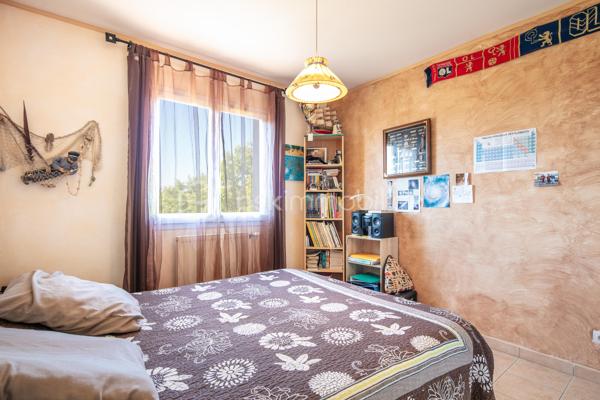 À Romans-sur-Isère, dans un lotissement calme et sans vis-à-vis, découvrez cette belle maison construite en 2005, implantée sur un terrain de 743 m² entièrement clôturé avec portail électrique.

Au rez-de-chaussée, la maison offre une cuisine ouverte sur un vaste salon/séjour et une salle à manger lumineuse donnant accès à une véranda. Un WC indépendant complète ce niveau. La cuisine dessert également un cellier avec douche situé à l’arrière.

À l’étage, vous trouverez 5 chambres, une salle de bains équipée d’une douche et d’une baignoire, ainsi qu’un WC indépendant.

À l’extérieur, vous profiterez d’un agréable espace de vie comprenant une piscine avec son pool house, une belle terrasse idéale pour les moments de détente, ainsi qu’un carport et un garage permettant de stationner plusieurs véhicules à l’intérieur de la propriété.

La maison est raccordée au tout-à-l’égout.

Un bien idéal pour une famille recherchant calme, espace et confort à proximité des commodités.
Visite virtuelle sur demande.