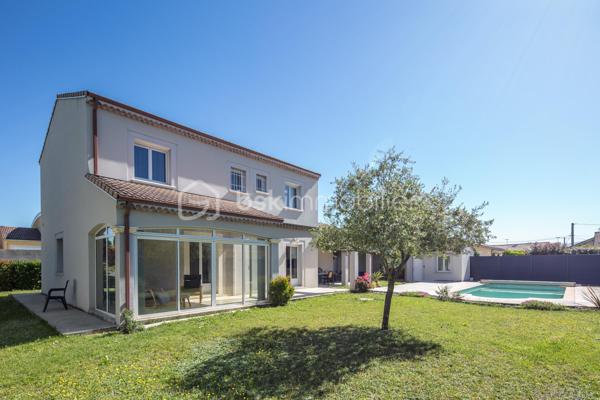 À Romans-sur-Isère, dans un lotissement calme et sans vis-à-vis, découvrez cette belle maison construite en 2005, implantée sur un terrain de 743 m² entièrement clôturé avec portail électrique.

Au rez-de-chaussée, la maison offre une cuisine ouverte sur un vaste salon/séjour et une salle à manger lumineuse donnant accès à une véranda. Un WC indépendant complète ce niveau. La cuisine dessert également un cellier avec douche situé à l’arrière.

À l’étage, vous trouverez 5 chambres, une salle de bains équipée d’une douche et d’une baignoire, ainsi qu’un WC indépendant.

À l’extérieur, vous profiterez d’un agréable espace de vie comprenant une piscine avec son pool house, une belle terrasse idéale pour les moments de détente, ainsi qu’un carport et un garage permettant de stationner plusieurs véhicules à l’intérieur de la propriété.

La maison est raccordée au tout-à-l’égout.

Un bien idéal pour une famille recherchant calme, espace et confort à proximité des commodités.
Visite virtuelle sur demande.