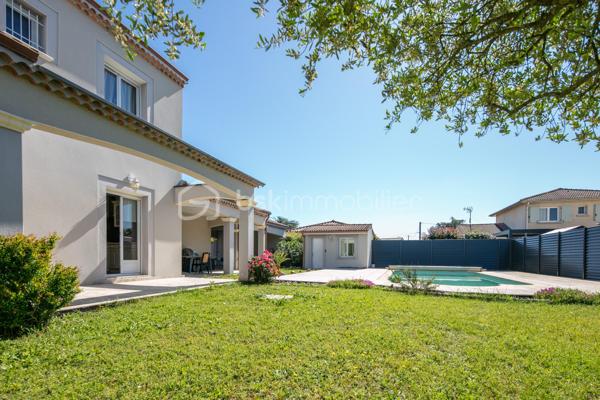 À Romans-sur-Isère, dans un lotissement calme et sans vis-à-vis, découvrez cette belle maison construite en 2005, implantée sur un terrain de 743 m² entièrement clôturé avec portail électrique.

Au rez-de-chaussée, la maison offre une cuisine ouverte sur un vaste salon/séjour et une salle à manger lumineuse donnant accès à une véranda. Un WC indépendant complète ce niveau. La cuisine dessert également un cellier avec douche situé à l’arrière.

À l’étage, vous trouverez 5 chambres, une salle de bains équipée d’une douche et d’une baignoire, ainsi qu’un WC indépendant.

À l’extérieur, vous profiterez d’un agréable espace de vie comprenant une piscine avec son pool house, une belle terrasse idéale pour les moments de détente, ainsi qu’un carport et un garage permettant de stationner plusieurs véhicules à l’intérieur de la propriété.

La maison est raccordée au tout-à-l’égout.

Un bien idéal pour une famille recherchant calme, espace et confort à proximité des commodités.
Visite virtuelle sur demande.