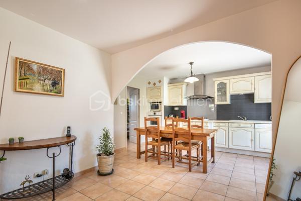 À Romans-sur-Isère, dans un lotissement calme et sans vis-à-vis, découvrez cette belle maison construite en 2005, implantée sur un terrain de 743 m² entièrement clôturé avec portail électrique.

Au rez-de-chaussée, la maison offre une cuisine ouverte sur un vaste salon/séjour et une salle à manger lumineuse donnant accès à une véranda. Un WC indépendant complète ce niveau. La cuisine dessert également un cellier avec douche situé à l’arrière.

À l’étage, vous trouverez 5 chambres, une salle de bains équipée d’une douche et d’une baignoire, ainsi qu’un WC indépendant.

À l’extérieur, vous profiterez d’un agréable espace de vie comprenant une piscine avec son pool house, une belle terrasse idéale pour les moments de détente, ainsi qu’un carport et un garage permettant de stationner plusieurs véhicules à l’intérieur de la propriété.

La maison est raccordée au tout-à-l’égout.

Un bien idéal pour une famille recherchant calme, espace et confort à proximité des commodités.
Visite virtuelle sur demande.