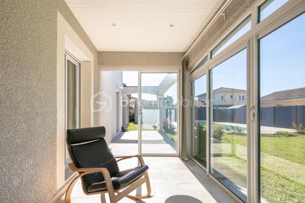 À Romans-sur-Isère, dans un lotissement calme et sans vis-à-vis, découvrez cette belle maison construite en 2005, implantée sur un terrain de 743 m² entièrement clôturé avec portail électrique.

Au rez-de-chaussée, la maison offre une cuisine ouverte sur un vaste salon/séjour et une salle à manger lumineuse donnant accès à une véranda. Un WC indépendant complète ce niveau. La cuisine dessert également un cellier avec douche situé à l’arrière.

À l’étage, vous trouverez 5 chambres, une salle de bains équipée d’une douche et d’une baignoire, ainsi qu’un WC indépendant.

À l’extérieur, vous profiterez d’un agréable espace de vie comprenant une piscine avec son pool house, une belle terrasse idéale pour les moments de détente, ainsi qu’un carport et un garage permettant de stationner plusieurs véhicules à l’intérieur de la propriété.

La maison est raccordée au tout-à-l’égout.

Un bien idéal pour une famille recherchant calme, espace et confort à proximité des commodités.
Visite virtuelle sur demande.