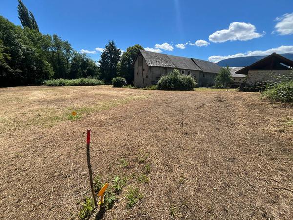 Terrain constructible de 1 351 m² - Méry