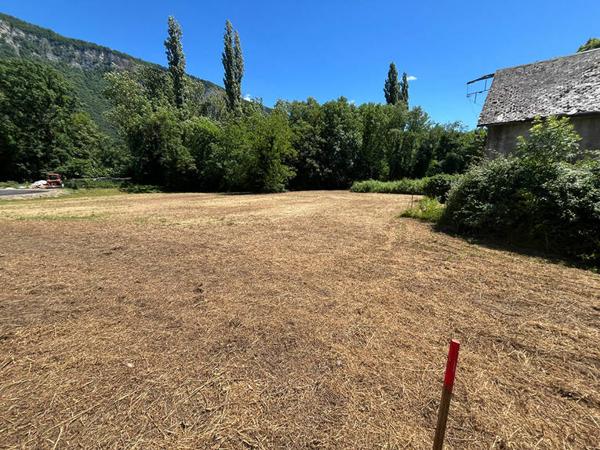 Terrain constructible de 1 351 m² - Méry