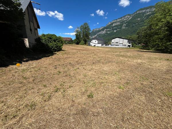 Terrain constructible de 1 351 m² - Méry