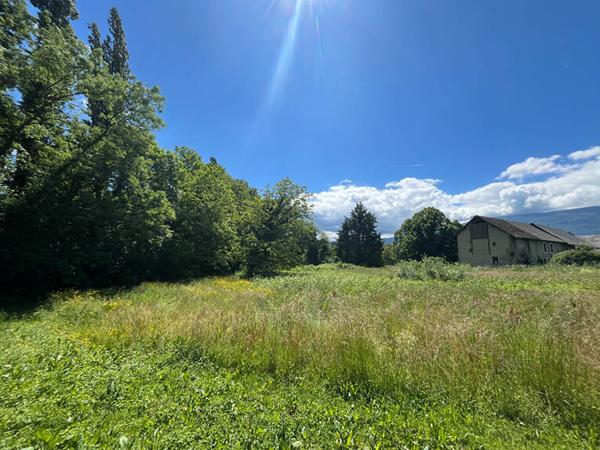 Terrain constructible de 1 351 m² - Méry