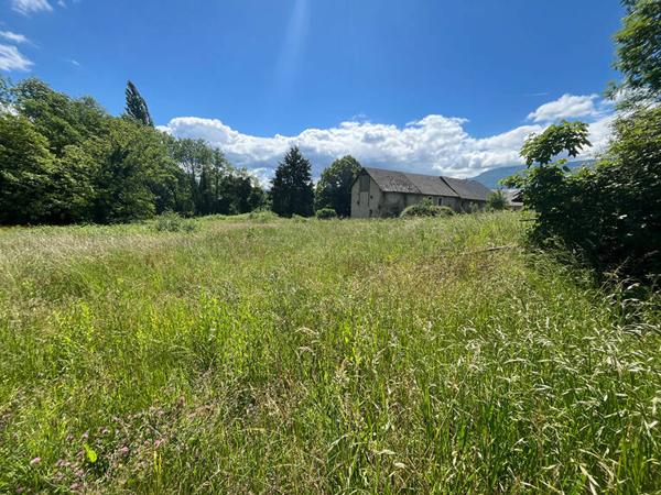 Terrain constructible de 1 351 m² - Méry