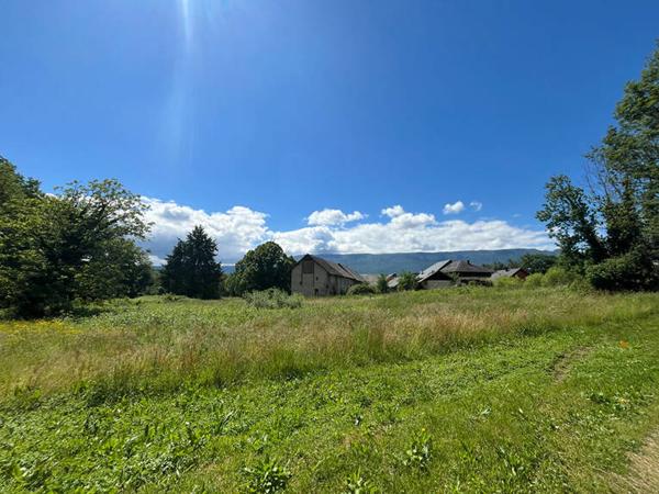 Terrain constructible de 1 351 m² - Méry
