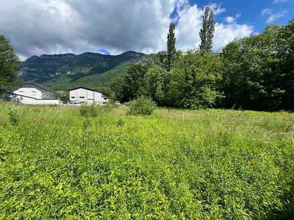 Terrain constructible de 1 351 m² - Méry