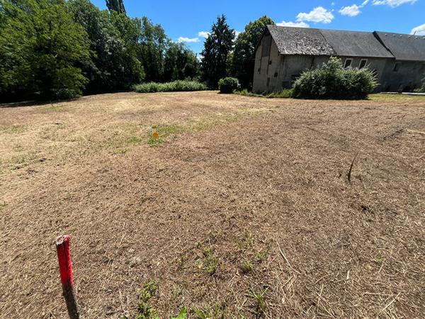 Terrain constructible de 1 351 m² - Méry