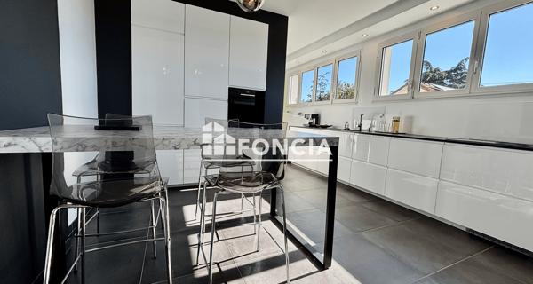À vendre Maison 5 pièces 205 m² - Niort 79000