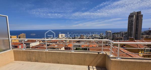 À seulement quelques minutes de la Principauté de Monaco, au sein d’une résidence récente et recherchée de Beausoleil, découvrez ce remarquable penthouse 4 pièces situé en dernier étage, bénéficiant d’un ascenseur avec accès direct privatif à l’appartement.

Dès l’entrée, le ton est donné : volumes, lumière et ouverture sur l’extérieur créent immédiatement une atmosphère élégante et privilégiée.

L’espace nuit principal se compose, sur la droite, de deux belles chambres avec dressings et rangements intégrés, accompagnées d’une salle d’eau. Les deux chambres profitent d’un accès direct à la vaste terrasse grâce à de larges portes-fenêtres, offrant une continuité parfaite entre intérieur et extérieur.

Le séjour, particulièrement lumineux grâce à ses deux grandes baies vitrées, s’ouvre sur une spectaculaire terrasse filante longeant tout l’appartement. Véritable prolongement de l’espace de vie, elle bénéficie d’une vue panoramique imprenable sur la mer et Monaco. 

La cuisine, plus intimiste mais parfaitement fonctionnelle et entièrement pensée pour le quotidien, dispose également de son accès direct à une seconde partie de terrasse, plus protégée et ombragée par une pergola à poutres apparentes. Cet espace extérieur inspire immédiatement les déjeuners d’été et les soirées méditerranéennes, sublimé par la possibilité d’y faire courir une vigne ou une végétation grimpante afin de créer un coin ombragé plein de charme et d’authenticité.

La suite parentale complète harmonieusement l’appartement avec son dressing ainsi que sa salle de bains / salle d’eau privative.

Le bien nécessite quelques légers rafraîchissements, principalement des travaux de peinture ainsi qu’une remise au goût du jour des salles d’eau, laissant la possibilité de personnaliser ce penthouse à votre image et d’en révéler tout le potentiel haut de gamme.

Un très grand garage double en enfilade ainsi qu’une cave viennent compléter ce bien rare sur le secteur.

Un appartement aux prestations recherchées, offrant un cadre de vie exceptionnel aux portes de Monaco, idéal en résidence principale comme en pied-à-terre de prestige.
VIDEO sur youtube