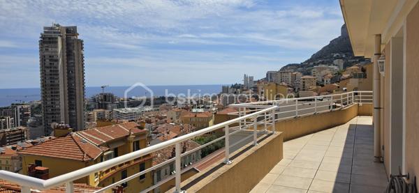 À seulement quelques minutes de la Principauté de Monaco, au sein d’une résidence récente et recherchée de Beausoleil, découvrez ce remarquable penthouse 4 pièces situé en dernier étage, bénéficiant d’un ascenseur avec accès direct privatif à l’appartement.

Dès l’entrée, le ton est donné : volumes, lumière et ouverture sur l’extérieur créent immédiatement une atmosphère élégante et privilégiée.

L’espace nuit principal se compose, sur la droite, de deux belles chambres avec dressings et rangements intégrés, accompagnées d’une salle d’eau. Les deux chambres profitent d’un accès direct à la vaste terrasse grâce à de larges portes-fenêtres, offrant une continuité parfaite entre intérieur et extérieur.

Le séjour, particulièrement lumineux grâce à ses deux grandes baies vitrées, s’ouvre sur une spectaculaire terrasse filante longeant tout l’appartement. Véritable prolongement de l’espace de vie, elle bénéficie d’une vue panoramique imprenable sur la mer et Monaco. 

La cuisine, plus intimiste mais parfaitement fonctionnelle et entièrement pensée pour le quotidien, dispose également de son accès direct à une seconde partie de terrasse, plus protégée et ombragée par une pergola à poutres apparentes. Cet espace extérieur inspire immédiatement les déjeuners d’été et les soirées méditerranéennes, sublimé par la possibilité d’y faire courir une vigne ou une végétation grimpante afin de créer un coin ombragé plein de charme et d’authenticité.

La suite parentale complète harmonieusement l’appartement avec son dressing ainsi que sa salle de bains / salle d’eau privative.

Le bien nécessite quelques légers rafraîchissements, principalement des travaux de peinture ainsi qu’une remise au goût du jour des salles d’eau, laissant la possibilité de personnaliser ce penthouse à votre image et d’en révéler tout le potentiel haut de gamme.

Un très grand garage double en enfilade ainsi qu’une cave viennent compléter ce bien rare sur le secteur.

Un appartement aux prestations recherchées, offrant un cadre de vie exceptionnel aux portes de Monaco, idéal en résidence principale comme en pied-à-terre de prestige.
VIDEO sur youtube
