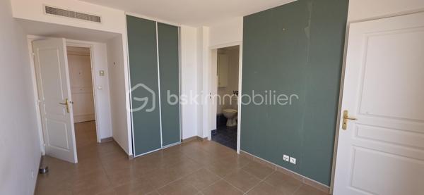 À seulement quelques minutes de la Principauté de Monaco, au sein d’une résidence récente et recherchée de Beausoleil, découvrez ce remarquable penthouse 4 pièces situé en dernier étage, bénéficiant d’un ascenseur avec accès direct privatif à l’appartement.

Dès l’entrée, le ton est donné : volumes, lumière et ouverture sur l’extérieur créent immédiatement une atmosphère élégante et privilégiée.

L’espace nuit principal se compose, sur la droite, de deux belles chambres avec dressings et rangements intégrés, accompagnées d’une salle d’eau. Les deux chambres profitent d’un accès direct à la vaste terrasse grâce à de larges portes-fenêtres, offrant une continuité parfaite entre intérieur et extérieur.

Le séjour, particulièrement lumineux grâce à ses deux grandes baies vitrées, s’ouvre sur une spectaculaire terrasse filante longeant tout l’appartement. Véritable prolongement de l’espace de vie, elle bénéficie d’une vue panoramique imprenable sur la mer et Monaco. 

La cuisine, plus intimiste mais parfaitement fonctionnelle et entièrement pensée pour le quotidien, dispose également de son accès direct à une seconde partie de terrasse, plus protégée et ombragée par une pergola à poutres apparentes. Cet espace extérieur inspire immédiatement les déjeuners d’été et les soirées méditerranéennes, sublimé par la possibilité d’y faire courir une vigne ou une végétation grimpante afin de créer un coin ombragé plein de charme et d’authenticité.

La suite parentale complète harmonieusement l’appartement avec son dressing ainsi que sa salle de bains / salle d’eau privative.

Le bien nécessite quelques légers rafraîchissements, principalement des travaux de peinture ainsi qu’une remise au goût du jour des salles d’eau, laissant la possibilité de personnaliser ce penthouse à votre image et d’en révéler tout le potentiel haut de gamme.

Un très grand garage double en enfilade ainsi qu’une cave viennent compléter ce bien rare sur le secteur.

Un appartement aux prestations recherchées, offrant un cadre de vie exceptionnel aux portes de Monaco, idéal en résidence principale comme en pied-à-terre de prestige.
VIDEO sur youtube