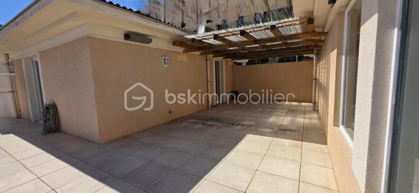 À seulement quelques minutes de la Principauté de Monaco, au sein d’une résidence récente et recherchée de Beausoleil, découvrez ce remarquable penthouse 4 pièces situé en dernier étage, bénéficiant d’un ascenseur avec accès direct privatif à l’appartement.

Dès l’entrée, le ton est donné : volumes, lumière et ouverture sur l’extérieur créent immédiatement une atmosphère élégante et privilégiée.

L’espace nuit principal se compose, sur la droite, de deux belles chambres avec dressings et rangements intégrés, accompagnées d’une salle d’eau. Les deux chambres profitent d’un accès direct à la vaste terrasse grâce à de larges portes-fenêtres, offrant une continuité parfaite entre intérieur et extérieur.

Le séjour, particulièrement lumineux grâce à ses deux grandes baies vitrées, s’ouvre sur une spectaculaire terrasse filante longeant tout l’appartement. Véritable prolongement de l’espace de vie, elle bénéficie d’une vue panoramique imprenable sur la mer et Monaco. 

La cuisine, plus intimiste mais parfaitement fonctionnelle et entièrement pensée pour le quotidien, dispose également de son accès direct à une seconde partie de terrasse, plus protégée et ombragée par une pergola à poutres apparentes. Cet espace extérieur inspire immédiatement les déjeuners d’été et les soirées méditerranéennes, sublimé par la possibilité d’y faire courir une vigne ou une végétation grimpante afin de créer un coin ombragé plein de charme et d’authenticité.

La suite parentale complète harmonieusement l’appartement avec son dressing ainsi que sa salle de bains / salle d’eau privative.

Le bien nécessite quelques légers rafraîchissements, principalement des travaux de peinture ainsi qu’une remise au goût du jour des salles d’eau, laissant la possibilité de personnaliser ce penthouse à votre image et d’en révéler tout le potentiel haut de gamme.

Un très grand garage double en enfilade ainsi qu’une cave viennent compléter ce bien rare sur le secteur.

Un appartement aux prestations recherchées, offrant un cadre de vie exceptionnel aux portes de Monaco, idéal en résidence principale comme en pied-à-terre de prestige.
VIDEO sur youtube