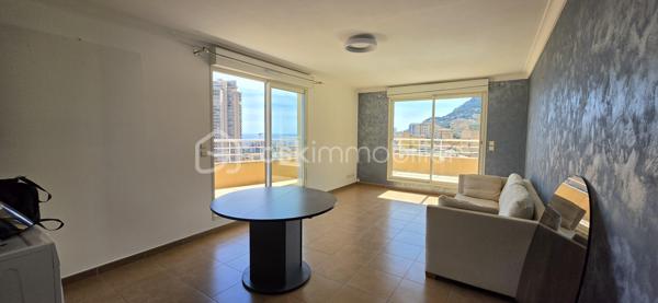 À seulement quelques minutes de la Principauté de Monaco, au sein d’une résidence récente et recherchée de Beausoleil, découvrez ce remarquable penthouse 4 pièces situé en dernier étage, bénéficiant d’un ascenseur avec accès direct privatif à l’appartement.

Dès l’entrée, le ton est donné : volumes, lumière et ouverture sur l’extérieur créent immédiatement une atmosphère élégante et privilégiée.

L’espace nuit principal se compose, sur la droite, de deux belles chambres avec dressings et rangements intégrés, accompagnées d’une salle d’eau. Les deux chambres profitent d’un accès direct à la vaste terrasse grâce à de larges portes-fenêtres, offrant une continuité parfaite entre intérieur et extérieur.

Le séjour, particulièrement lumineux grâce à ses deux grandes baies vitrées, s’ouvre sur une spectaculaire terrasse filante longeant tout l’appartement. Véritable prolongement de l’espace de vie, elle bénéficie d’une vue panoramique imprenable sur la mer et Monaco. 

La cuisine, plus intimiste mais parfaitement fonctionnelle et entièrement pensée pour le quotidien, dispose également de son accès direct à une seconde partie de terrasse, plus protégée et ombragée par une pergola à poutres apparentes. Cet espace extérieur inspire immédiatement les déjeuners d’été et les soirées méditerranéennes, sublimé par la possibilité d’y faire courir une vigne ou une végétation grimpante afin de créer un coin ombragé plein de charme et d’authenticité.

La suite parentale complète harmonieusement l’appartement avec son dressing ainsi que sa salle de bains / salle d’eau privative.

Le bien nécessite quelques légers rafraîchissements, principalement des travaux de peinture ainsi qu’une remise au goût du jour des salles d’eau, laissant la possibilité de personnaliser ce penthouse à votre image et d’en révéler tout le potentiel haut de gamme.

Un très grand garage double en enfilade ainsi qu’une cave viennent compléter ce bien rare sur le secteur.

Un appartement aux prestations recherchées, offrant un cadre de vie exceptionnel aux portes de Monaco, idéal en résidence principale comme en pied-à-terre de prestige.
VIDEO sur youtube
