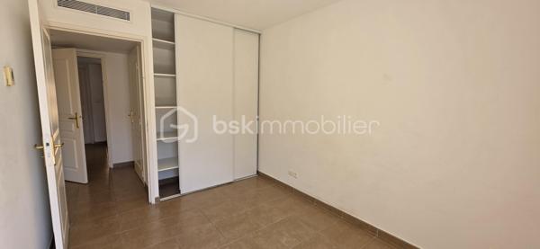 À seulement quelques minutes de la Principauté de Monaco, au sein d’une résidence récente et recherchée de Beausoleil, découvrez ce remarquable penthouse 4 pièces situé en dernier étage, bénéficiant d’un ascenseur avec accès direct privatif à l’appartement.

Dès l’entrée, le ton est donné : volumes, lumière et ouverture sur l’extérieur créent immédiatement une atmosphère élégante et privilégiée.

L’espace nuit principal se compose, sur la droite, de deux belles chambres avec dressings et rangements intégrés, accompagnées d’une salle d’eau. Les deux chambres profitent d’un accès direct à la vaste terrasse grâce à de larges portes-fenêtres, offrant une continuité parfaite entre intérieur et extérieur.

Le séjour, particulièrement lumineux grâce à ses deux grandes baies vitrées, s’ouvre sur une spectaculaire terrasse filante longeant tout l’appartement. Véritable prolongement de l’espace de vie, elle bénéficie d’une vue panoramique imprenable sur la mer et Monaco. 

La cuisine, plus intimiste mais parfaitement fonctionnelle et entièrement pensée pour le quotidien, dispose également de son accès direct à une seconde partie de terrasse, plus protégée et ombragée par une pergola à poutres apparentes. Cet espace extérieur inspire immédiatement les déjeuners d’été et les soirées méditerranéennes, sublimé par la possibilité d’y faire courir une vigne ou une végétation grimpante afin de créer un coin ombragé plein de charme et d’authenticité.

La suite parentale complète harmonieusement l’appartement avec son dressing ainsi que sa salle de bains / salle d’eau privative.

Le bien nécessite quelques légers rafraîchissements, principalement des travaux de peinture ainsi qu’une remise au goût du jour des salles d’eau, laissant la possibilité de personnaliser ce penthouse à votre image et d’en révéler tout le potentiel haut de gamme.

Un très grand garage double en enfilade ainsi qu’une cave viennent compléter ce bien rare sur le secteur.

Un appartement aux prestations recherchées, offrant un cadre de vie exceptionnel aux portes de Monaco, idéal en résidence principale comme en pied-à-terre de prestige.
VIDEO sur youtube