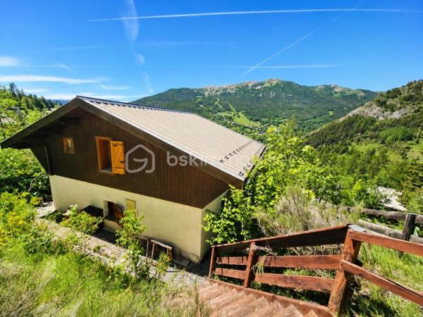 **À VENDRE – CHALET INDIVIDUEL AU SUPER ALLOS**

Situé dans le quartier calme et recherché, chalet individuel a une magnifique vue sur les montagnes du Seignus.

Édifié sur une parcelle d'environ 700 m², il se compose :

**Au rez-de-chaussée :**
* Un local de stockage d'environ 9 m²,
* Une cave, idéale pour entreposer skis, vélos et matériel de montagne.

**Au premier niveau :**
* Une entrée,
* Une salle d'eau avec WC,
* Une cuisine ouverte sur un agréable séjour,
* Une véranda d'environ 10 m² prolongée par une terrasse offrant une vue dégagée sur les montagnes.

**À l'étage :**
* Deux chambres spacieuses d'environ 12 m² et 14 m²,
* Une salle d'eau avec WC.

Le chauffage électrique est complété par un poêle à granulés, apportant confort et convivialité en toute saison. Le chalet est également raccordé à la fibre optique.

### Les points forts :
* Quartier résidentiel calme et prisé,
* Vue exceptionnelle sur le Seignus et les montagnes environnantes,
* Véranda et terrasse exposées pour profiter pleinement du cadre naturel,
* Local de stockage et cave,
* Stationnement privatif permettant de garer 2 à 3 véhicules,
* Accès facile toute l'année.

À proximité immédiate des stations du Seignus et de La Foux d'Allos, ce chalet constitue un bien idéal en résidence principale, résidence secondaire ou investissement locatif, pour profiter de la montagne en été comme en hiver.