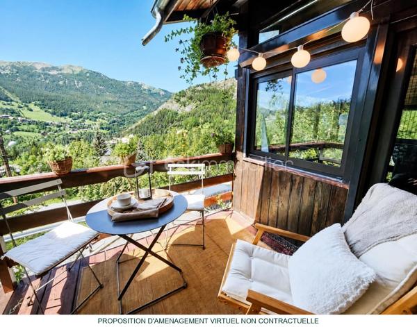 **À VENDRE – CHALET INDIVIDUEL AU SUPER ALLOS**

Situé dans le quartier calme et recherché, chalet individuel a une magnifique vue sur les montagnes du Seignus.

Édifié sur une parcelle d'environ 700 m², il se compose :

**Au rez-de-chaussée :**
* Un local de stockage d'environ 9 m²,
* Une cave, idéale pour entreposer skis, vélos et matériel de montagne.

**Au premier niveau :**
* Une entrée,
* Une salle d'eau avec WC,
* Une cuisine ouverte sur un agréable séjour,
* Une véranda d'environ 10 m² prolongée par une terrasse offrant une vue dégagée sur les montagnes.

**À l'étage :**
* Deux chambres spacieuses d'environ 12 m² et 14 m²,
* Une salle d'eau avec WC.

Le chauffage électrique est complété par un poêle à granulés, apportant confort et convivialité en toute saison. Le chalet est également raccordé à la fibre optique.

### Les points forts :
* Quartier résidentiel calme et prisé,
* Vue exceptionnelle sur le Seignus et les montagnes environnantes,
* Véranda et terrasse exposées pour profiter pleinement du cadre naturel,
* Local de stockage et cave,
* Stationnement privatif permettant de garer 2 à 3 véhicules,
* Accès facile toute l'année.

À proximité immédiate des stations du Seignus et de La Foux d'Allos, ce chalet constitue un bien idéal en résidence principale, résidence secondaire ou investissement locatif, pour profiter de la montagne en été comme en hiver.