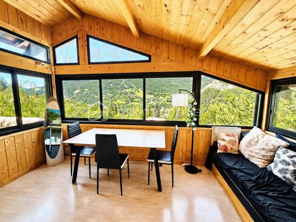 **À VENDRE – CHALET INDIVIDUEL AU SUPER ALLOS**

Situé dans le quartier calme et recherché, chalet individuel a une magnifique vue sur les montagnes du Seignus.

Édifié sur une parcelle d'environ 700 m², il se compose :

**Au rez-de-chaussée :**
* Un local de stockage d'environ 9 m²,
* Une cave, idéale pour entreposer skis, vélos et matériel de montagne.

**Au premier niveau :**
* Une entrée,
* Une salle d'eau avec WC,
* Une cuisine ouverte sur un agréable séjour,
* Une véranda d'environ 10 m² prolongée par une terrasse offrant une vue dégagée sur les montagnes.

**À l'étage :**
* Deux chambres spacieuses d'environ 12 m² et 14 m²,
* Une salle d'eau avec WC.

Le chauffage électrique est complété par un poêle à granulés, apportant confort et convivialité en toute saison. Le chalet est également raccordé à la fibre optique.

### Les points forts :
* Quartier résidentiel calme et prisé,
* Vue exceptionnelle sur le Seignus et les montagnes environnantes,
* Véranda et terrasse exposées pour profiter pleinement du cadre naturel,
* Local de stockage et cave,
* Stationnement privatif permettant de garer 2 à 3 véhicules,
* Accès facile toute l'année.

À proximité immédiate des stations du Seignus et de La Foux d'Allos, ce chalet constitue un bien idéal en résidence principale, résidence secondaire ou investissement locatif, pour profiter de la montagne en été comme en hiver.