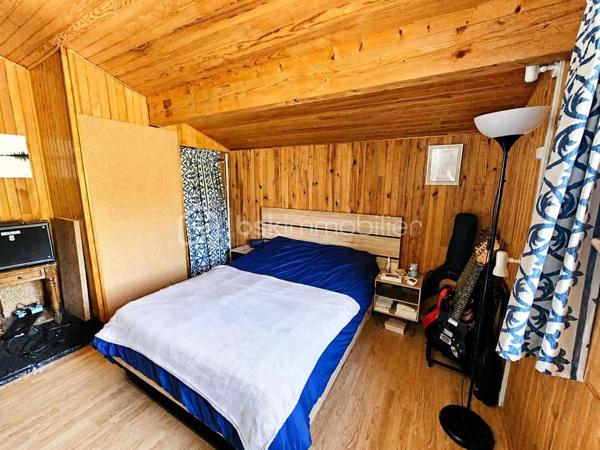 **À VENDRE – CHALET INDIVIDUEL AU SUPER ALLOS**

Situé dans le quartier calme et recherché, chalet individuel a une magnifique vue sur les montagnes du Seignus.

Édifié sur une parcelle d'environ 700 m², il se compose :

**Au rez-de-chaussée :**
* Un local de stockage d'environ 9 m²,
* Une cave, idéale pour entreposer skis, vélos et matériel de montagne.

**Au premier niveau :**
* Une entrée,
* Une salle d'eau avec WC,
* Une cuisine ouverte sur un agréable séjour,
* Une véranda d'environ 10 m² prolongée par une terrasse offrant une vue dégagée sur les montagnes.

**À l'étage :**
* Deux chambres spacieuses d'environ 12 m² et 14 m²,
* Une salle d'eau avec WC.

Le chauffage électrique est complété par un poêle à granulés, apportant confort et convivialité en toute saison. Le chalet est également raccordé à la fibre optique.

### Les points forts :
* Quartier résidentiel calme et prisé,
* Vue exceptionnelle sur le Seignus et les montagnes environnantes,
* Véranda et terrasse exposées pour profiter pleinement du cadre naturel,
* Local de stockage et cave,
* Stationnement privatif permettant de garer 2 à 3 véhicules,
* Accès facile toute l'année.

À proximité immédiate des stations du Seignus et de La Foux d'Allos, ce chalet constitue un bien idéal en résidence principale, résidence secondaire ou investissement locatif, pour profiter de la montagne en été comme en hiver.