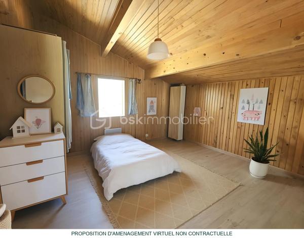 **À VENDRE – CHALET INDIVIDUEL AU SUPER ALLOS**

Situé dans le quartier calme et recherché, chalet individuel a une magnifique vue sur les montagnes du Seignus.

Édifié sur une parcelle d'environ 700 m², il se compose :

**Au rez-de-chaussée :**
* Un local de stockage d'environ 9 m²,
* Une cave, idéale pour entreposer skis, vélos et matériel de montagne.

**Au premier niveau :**
* Une entrée,
* Une salle d'eau avec WC,
* Une cuisine ouverte sur un agréable séjour,
* Une véranda d'environ 10 m² prolongée par une terrasse offrant une vue dégagée sur les montagnes.

**À l'étage :**
* Deux chambres spacieuses d'environ 12 m² et 14 m²,
* Une salle d'eau avec WC.

Le chauffage électrique est complété par un poêle à granulés, apportant confort et convivialité en toute saison. Le chalet est également raccordé à la fibre optique.

### Les points forts :
* Quartier résidentiel calme et prisé,
* Vue exceptionnelle sur le Seignus et les montagnes environnantes,
* Véranda et terrasse exposées pour profiter pleinement du cadre naturel,
* Local de stockage et cave,
* Stationnement privatif permettant de garer 2 à 3 véhicules,
* Accès facile toute l'année.

À proximité immédiate des stations du Seignus et de La Foux d'Allos, ce chalet constitue un bien idéal en résidence principale, résidence secondaire ou investissement locatif, pour profiter de la montagne en été comme en hiver.