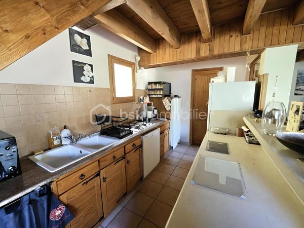 **À VENDRE – CHALET INDIVIDUEL AU SUPER ALLOS**

Situé dans le quartier calme et recherché, chalet individuel a une magnifique vue sur les montagnes du Seignus.

Édifié sur une parcelle d'environ 700 m², il se compose :

**Au rez-de-chaussée :**
* Un local de stockage d'environ 9 m²,
* Une cave, idéale pour entreposer skis, vélos et matériel de montagne.

**Au premier niveau :**
* Une entrée,
* Une salle d'eau avec WC,
* Une cuisine ouverte sur un agréable séjour,
* Une véranda d'environ 10 m² prolongée par une terrasse offrant une vue dégagée sur les montagnes.

**À l'étage :**
* Deux chambres spacieuses d'environ 12 m² et 14 m²,
* Une salle d'eau avec WC.

Le chauffage électrique est complété par un poêle à granulés, apportant confort et convivialité en toute saison. Le chalet est également raccordé à la fibre optique.

### Les points forts :
* Quartier résidentiel calme et prisé,
* Vue exceptionnelle sur le Seignus et les montagnes environnantes,
* Véranda et terrasse exposées pour profiter pleinement du cadre naturel,
* Local de stockage et cave,
* Stationnement privatif permettant de garer 2 à 3 véhicules,
* Accès facile toute l'année.

À proximité immédiate des stations du Seignus et de La Foux d'Allos, ce chalet constitue un bien idéal en résidence principale, résidence secondaire ou investissement locatif, pour profiter de la montagne en été comme en hiver.