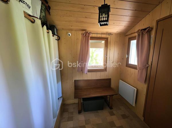 **À VENDRE – CHALET INDIVIDUEL AU SUPER ALLOS**

Situé dans le quartier calme et recherché, chalet individuel a une magnifique vue sur les montagnes du Seignus.

Édifié sur une parcelle d'environ 700 m², il se compose :

**Au rez-de-chaussée :**
* Un local de stockage d'environ 9 m²,
* Une cave, idéale pour entreposer skis, vélos et matériel de montagne.

**Au premier niveau :**
* Une entrée,
* Une salle d'eau avec WC,
* Une cuisine ouverte sur un agréable séjour,
* Une véranda d'environ 10 m² prolongée par une terrasse offrant une vue dégagée sur les montagnes.

**À l'étage :**
* Deux chambres spacieuses d'environ 12 m² et 14 m²,
* Une salle d'eau avec WC.

Le chauffage électrique est complété par un poêle à granulés, apportant confort et convivialité en toute saison. Le chalet est également raccordé à la fibre optique.

### Les points forts :
* Quartier résidentiel calme et prisé,
* Vue exceptionnelle sur le Seignus et les montagnes environnantes,
* Véranda et terrasse exposées pour profiter pleinement du cadre naturel,
* Local de stockage et cave,
* Stationnement privatif permettant de garer 2 à 3 véhicules,
* Accès facile toute l'année.

À proximité immédiate des stations du Seignus et de La Foux d'Allos, ce chalet constitue un bien idéal en résidence principale, résidence secondaire ou investissement locatif, pour profiter de la montagne en été comme en hiver.