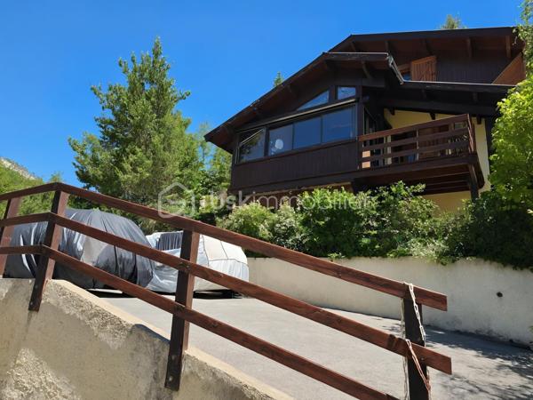 **À VENDRE – CHALET INDIVIDUEL AU SUPER ALLOS**

Situé dans le quartier calme et recherché, chalet individuel a une magnifique vue sur les montagnes du Seignus.

Édifié sur une parcelle d'environ 700 m², il se compose :

**Au rez-de-chaussée :**
* Un local de stockage d'environ 9 m²,
* Une cave, idéale pour entreposer skis, vélos et matériel de montagne.

**Au premier niveau :**
* Une entrée,
* Une salle d'eau avec WC,
* Une cuisine ouverte sur un agréable séjour,
* Une véranda d'environ 10 m² prolongée par une terrasse offrant une vue dégagée sur les montagnes.

**À l'étage :**
* Deux chambres spacieuses d'environ 12 m² et 14 m²,
* Une salle d'eau avec WC.

Le chauffage électrique est complété par un poêle à granulés, apportant confort et convivialité en toute saison. Le chalet est également raccordé à la fibre optique.

### Les points forts :
* Quartier résidentiel calme et prisé,
* Vue exceptionnelle sur le Seignus et les montagnes environnantes,
* Véranda et terrasse exposées pour profiter pleinement du cadre naturel,
* Local de stockage et cave,
* Stationnement privatif permettant de garer 2 à 3 véhicules,
* Accès facile toute l'année.

À proximité immédiate des stations du Seignus et de La Foux d'Allos, ce chalet constitue un bien idéal en résidence principale, résidence secondaire ou investissement locatif, pour profiter de la montagne en été comme en hiver.